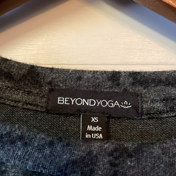 BEYOND YOGA Snakeskin Print
Raglan Crew Sweatshirt Size XS. - Picture 4 of 9